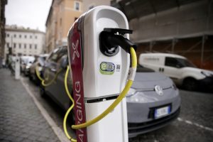 Colonnine rotte, soste pirata. A Roma l’auto elettrica stenta a partire
