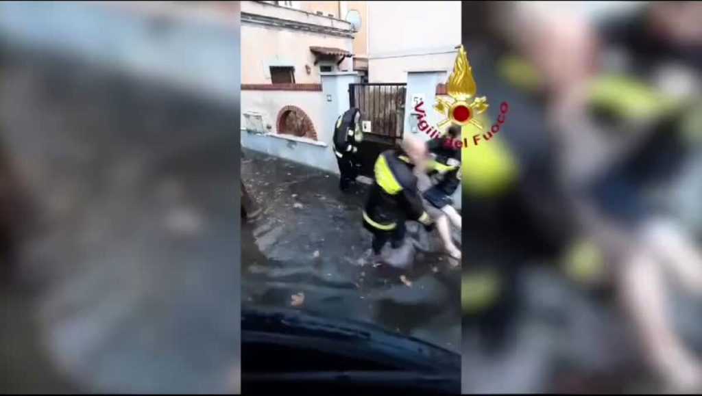 VIDEO | Piove e Ostia si allaga: i vigili del fuoco salvano persone bloccate in casa e in auto