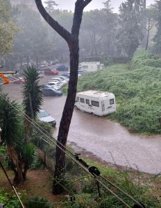 Roma, maltempo: tre ore di pioggia, caos in città. Cosa è successo