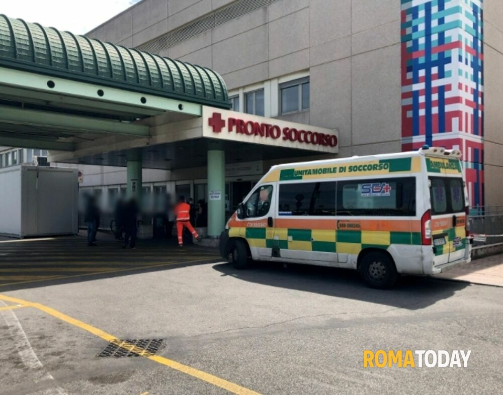 Incidente a Tor Bella Monaca: investita da un'auto davanti ad un supermercato