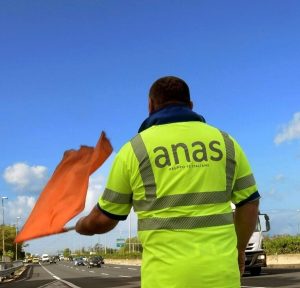 Furgone in fiamme sul raccordo anulare: code e traffico rallentato