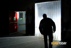 Armato di ascia minaccia di morte il fratello davanti ai nipoti