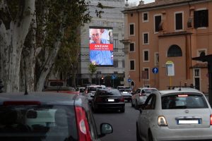 “A fianco degli ostaggi”: nelle strade di Roma le foto delle persone rapite da Hamas