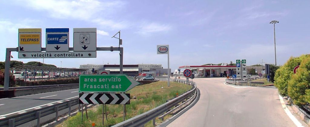 Lavoratori in arrivo a Roma per manifestazione sindacale bloccano l'area di servizio per 15 minuti