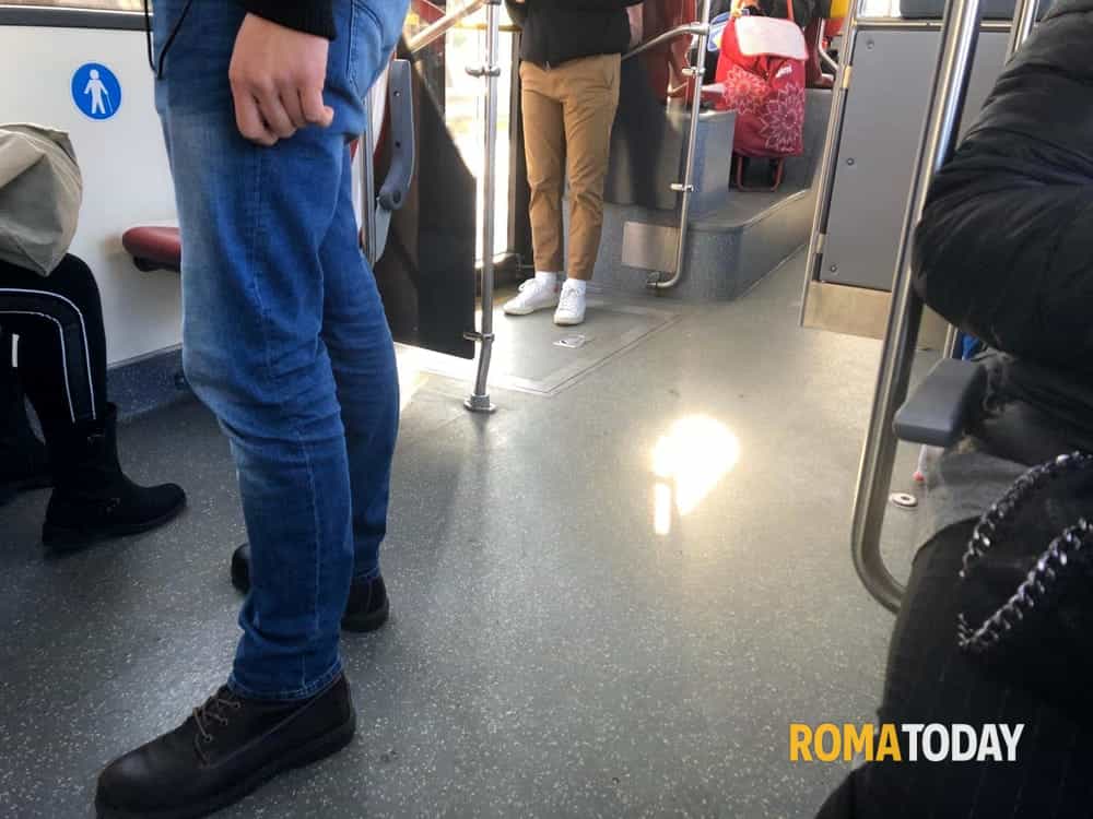 Colosseo, rapinano coppia sull'autobus e fuggono verso la metropolitana