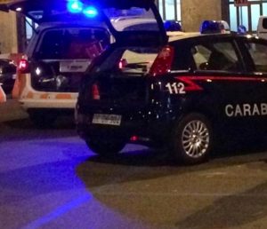 Cameriere accoltellato al braccio da una 18enne