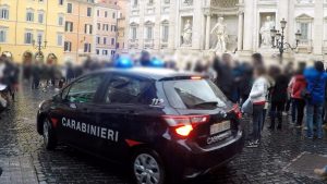 Fontana di Trevi: borseggiatori rubano pochette e medicinali salvavita a una turista