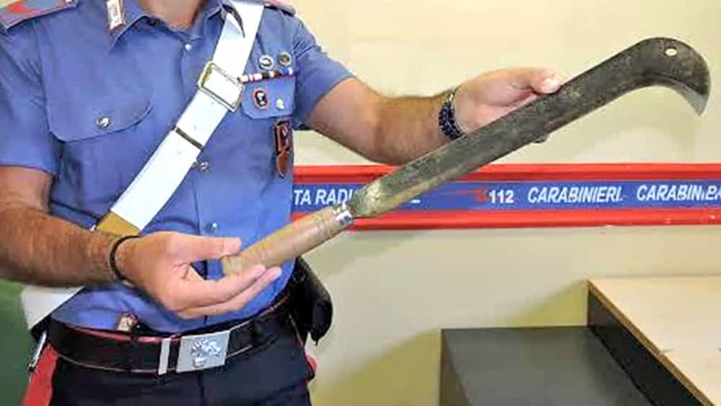 Si fa prestare la moto dall'amico e poi lo minaccia con una roncola: "Se la rivuoi, devi pagarmi"