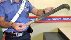 Si fa prestare la moto dall'amico e poi lo minaccia con una roncola: "Se la rivuoi, devi pagarmi"