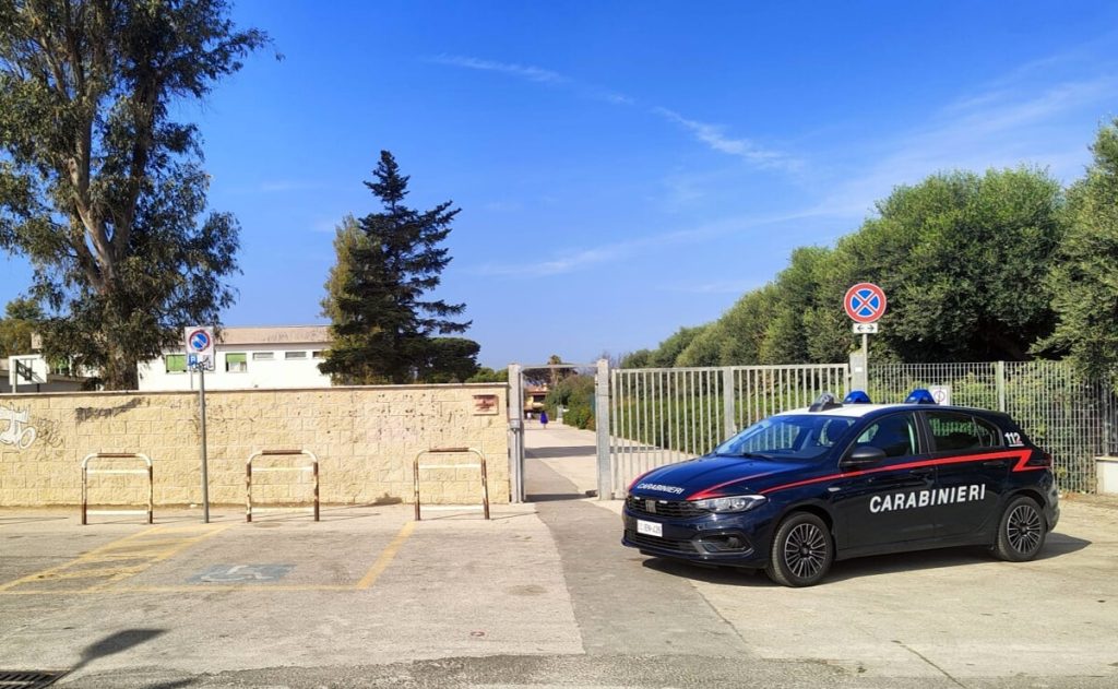 Ladro ruba un pc a scuola, poi si scaglia contro i carabinieri