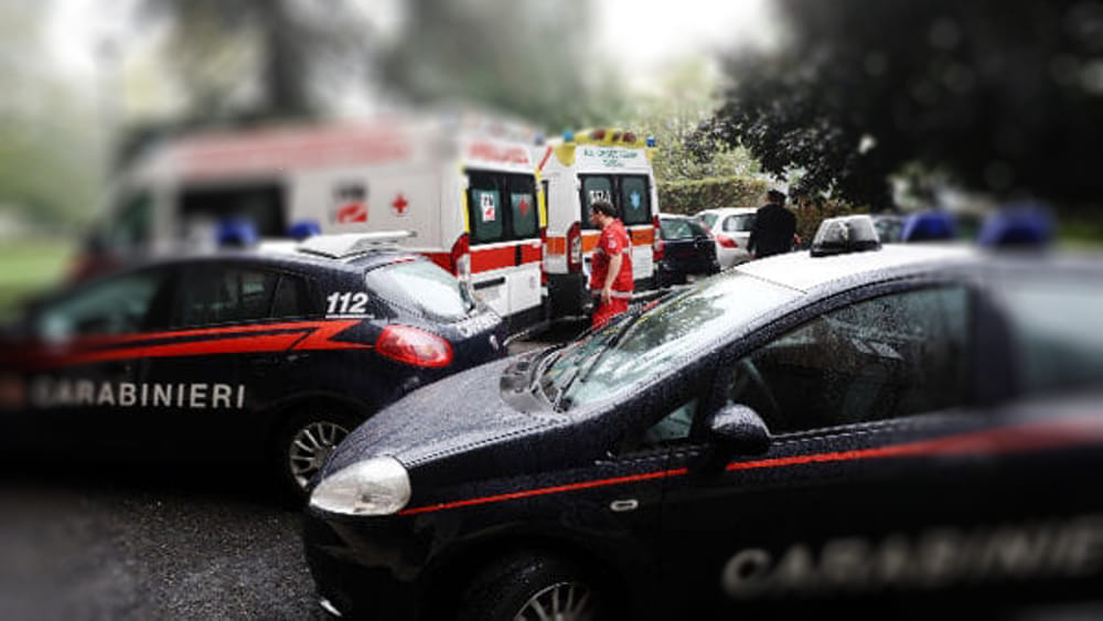 Corriere fa retromarcia con il furgone, investe e uccide anziana. Salvato dal linciaggio dei parenti
