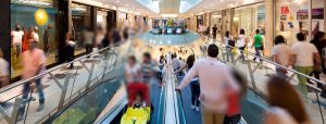 Un uomo armato di scopa scatena il panico. Cosa è successo davvero al centro commerciale di Parco Leonardo