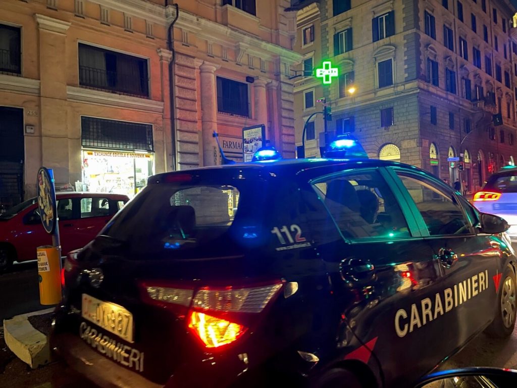 Turista derubata mentre aiuta il marito disabile in carrozzina