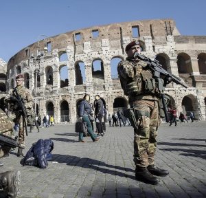 Allarme bomba al Colosseo, panico per uno zaino incustodito. Ma era pieno di bottiglie d'acqua