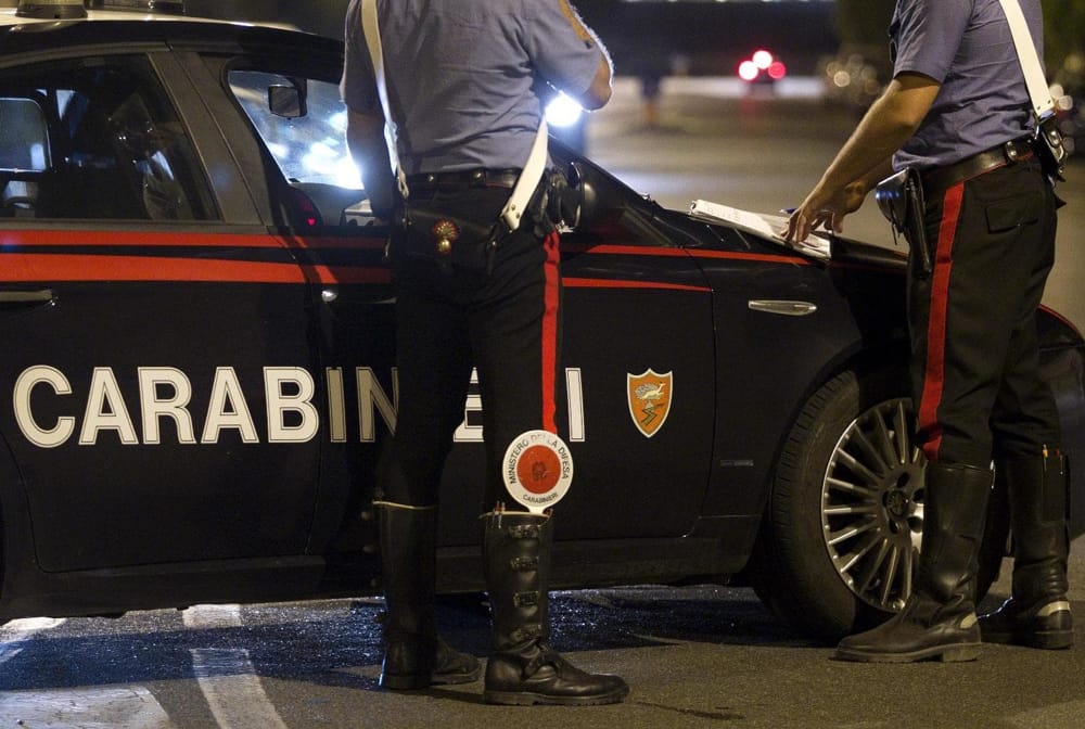 Su un'auto rubata sfuggono all'alt dei carabinieri. Presi dopo un inseguimento
