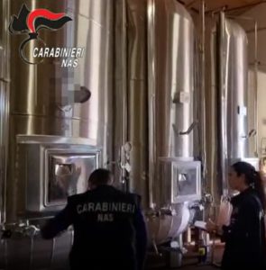 Sporcizia diffusa e carenze strutturali nella cantine. Sequestrati 10mila litri di vino