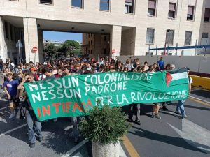 Guerra in Israele, tensione alla Sapienza durante il corteo pro-Palestina: "Intifada per la rivoluzione"