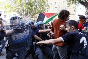 Tensioni al corteo degli studenti: polizia respinge i manifestanti