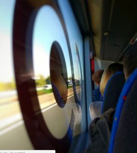Pestato da un branco di minorenni, li aveva invitati a spegnere una sigaretta accesa sul bus