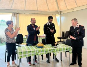 Defibrillatore rubato al centro anziani: era nascosto in casa di due pusher