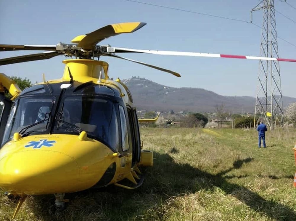 Precipita con il parapendio, i vigili si calano da Monte Ripoli e lo salvano