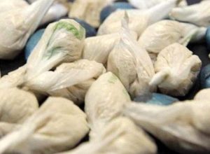 Ingoia le dosi d'eroina per evitare l'arresto, in casa 400 grami di droga