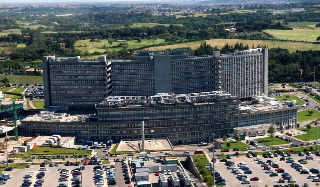 Quella scorciatoia che intasa il parcheggio dell'ospedale. Così le ambulanze faticano a entrare al Sant'Andrea