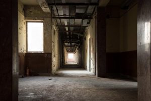 Viaggio nell'ex cartiera. Il ghetto per rom diventato residenza per artisti