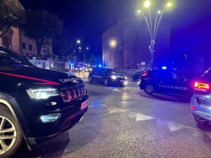Sequestrano e picchiano un uomo per quattro giorni, poi lo liberano in cambio di soldi