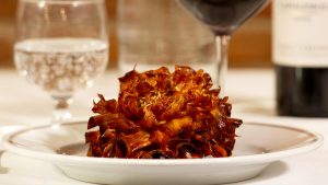 Compie 100 anni la trattoria che fa i carciofi alla giudia più famosi di Roma