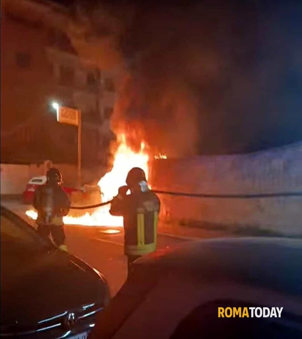 Incendio a Casaletto, auto in fiamme nella notte. Un testimone: "Ho sentito un paio di esplosioni"