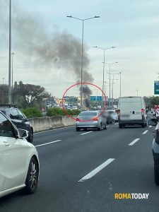 Smart in fiamme sul raccordo anulare: traffico bloccato