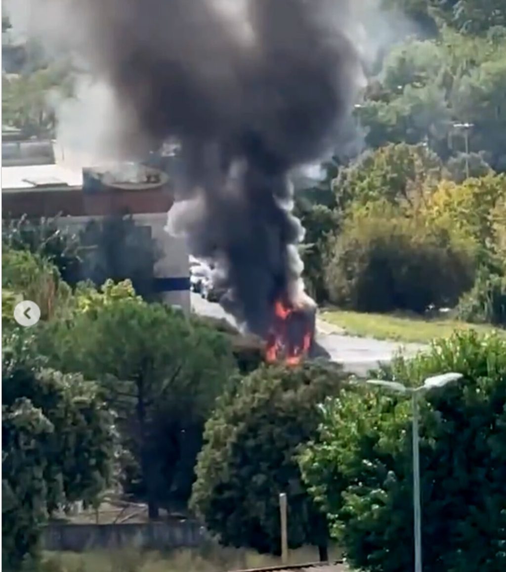 Incendio a Vigne Nuove: furgone in fiamme davanti al supermercato