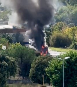 Incendio a Vigne Nuove: furgone in fiamme davanti al supermercato