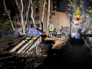Incendio a Monteverde, appartamento completamente in fiamme: morto un uomo di 50 anni