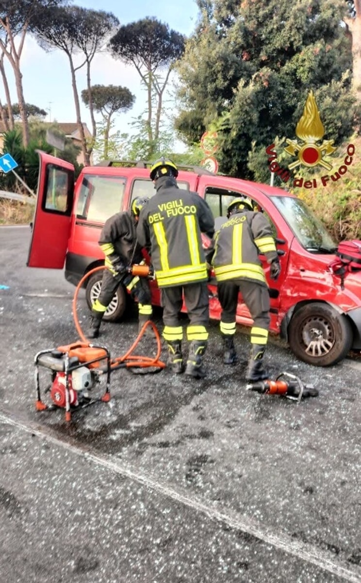 Incidente a Ostia, scontro tra due auto: conducenti estratti dalle lamiere