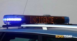 Incidente sul raccordo, auto investe tre operai: un morto 