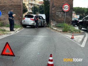 Incidente sulla Togliatti: auto contro l'acquedotto, danneggiato l'arco dell'Alessandrino