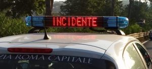 Incidente a Roma: auto contro albero, morto un uomo