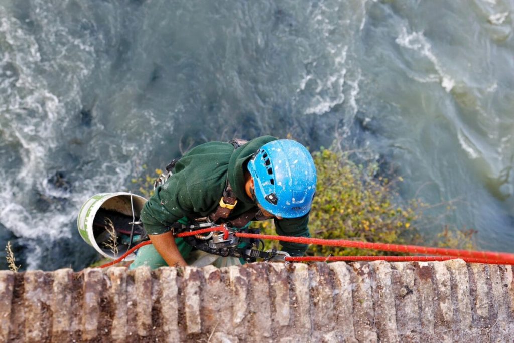 L'intervento acrobatico che restituisce decoro a Ponte Milvio