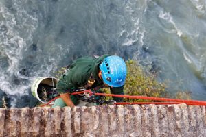 L'intervento acrobatico che restituisce decoro a Ponte Milvio