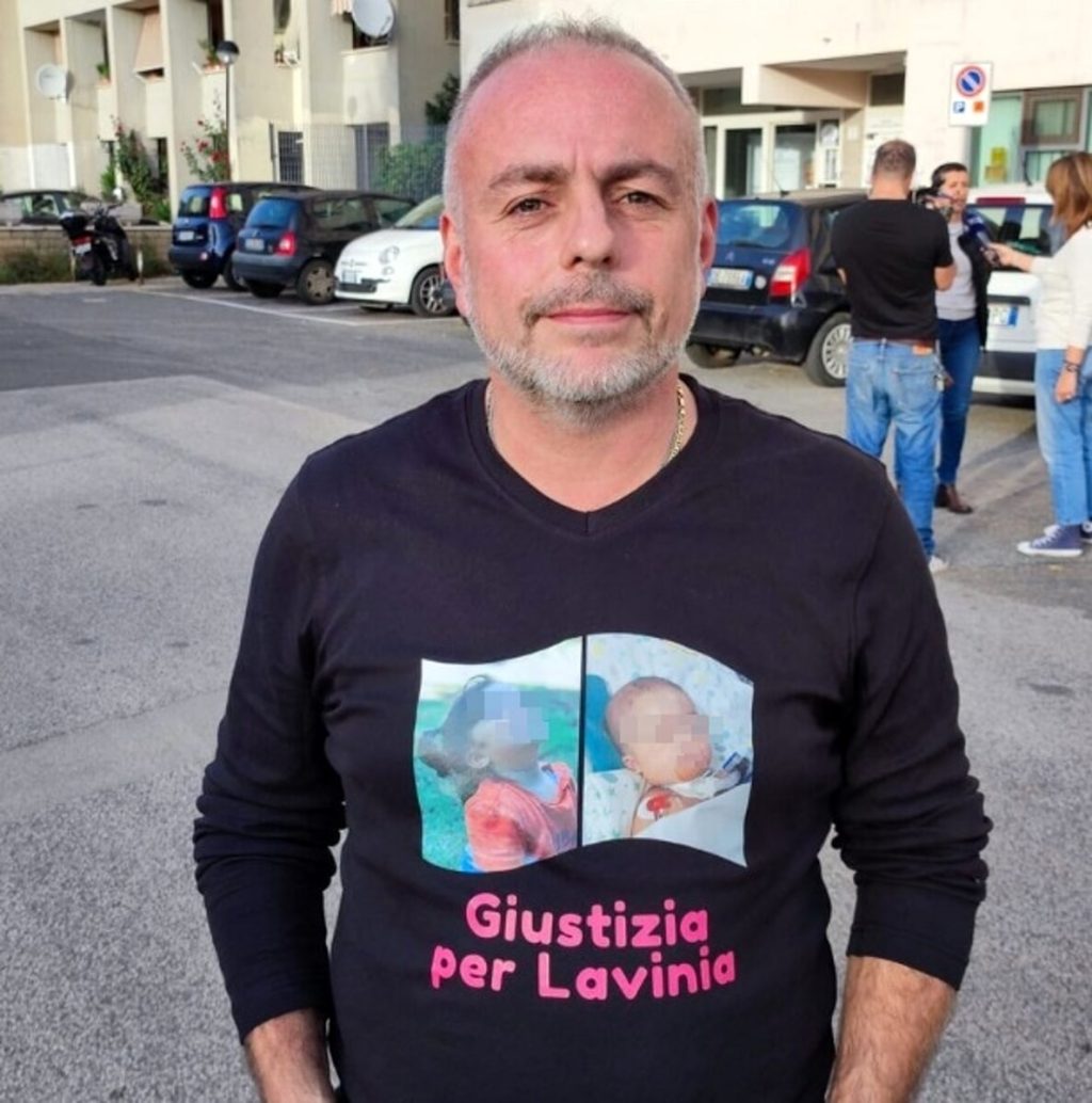 Bimba investita fuori dall'asilo, il padre in aula con maglietta choc. No alla messa in prova della maestra