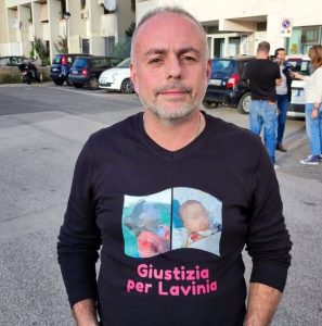 Bimba investita fuori dall'asilo, il padre in aula con maglietta choc. No alla messa in prova della maestra