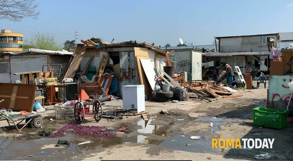 Via Salviati, rissa nella baraccopoli: sei denunciati. "Situazione fuori controllo"