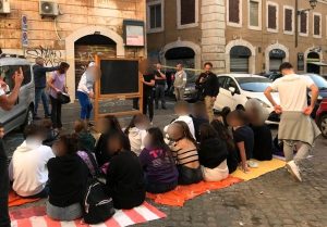 Il liceo senza classi fa lezione in strada: "90 iscrizioni respinte e ci mancano tre laboratori"