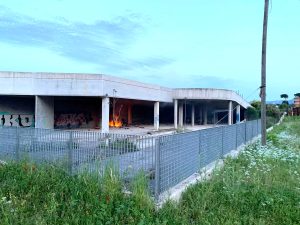 Tartarughe uccise, degrado e ora un'aggressione. Il locale commerciale abbandonato tiene in scacco Ponte di Nona