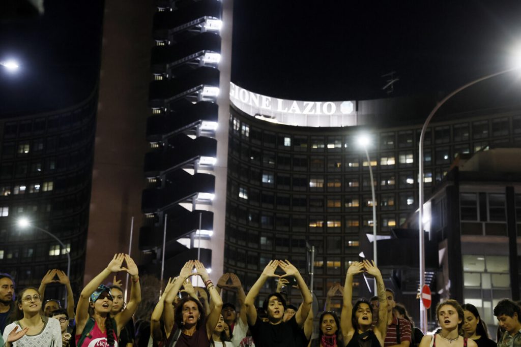 Dal sit-in in Regione alla campagna social, cresce la solidarietà per Lucha y Siesta