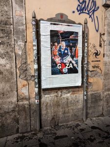 Le immagini dei bambini morti di Gaza tappezzano il centro di Roma
