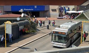 Rapinatore picchia donna alla fermata della metro, fermato da un lavoratore Atac