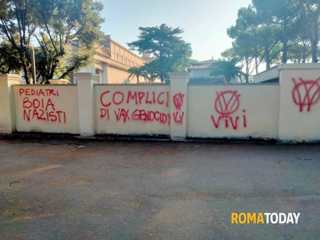 Blitz no vax al Bambino Gesù, imbrattati i muri e scritte contro i medici: "Pediatri boia nazisti"